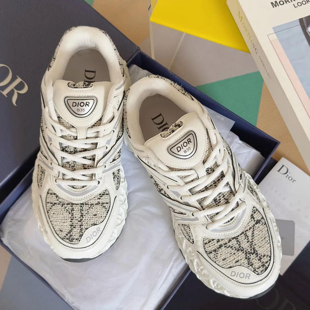 【DIOR】P:800💰 Men's 39-44. (Male 45.46 custom-made) Dior kawa Dior joint 2025ss casual sports shoes‼ ️ Reinterpret running shoes with dior’s haute couture style. b35 is made of fine-textured leather and mesh fabric materials. It can be worn in all seasons, is comfortable and breathable, and has many lines on the shoe body to outline details. It has a full retro three-dimensional feel and can create a casual look all year round!